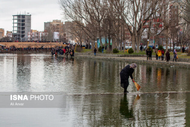 Women in Ardabil Throw Old Shoes into River ahead of Nowruz (4)