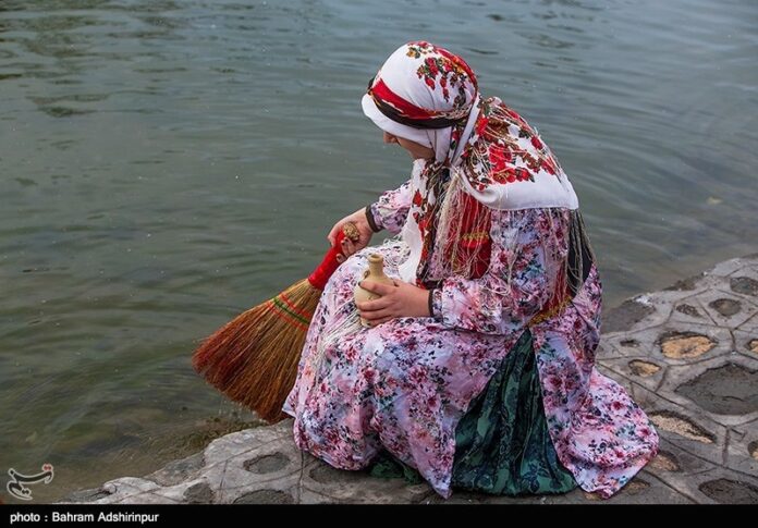 Women in Ardabil Throw Old Shoes into River ahead of Nowruz (4)