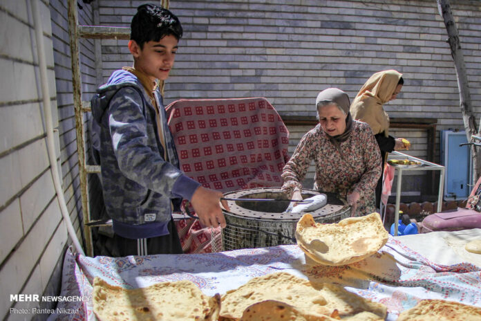 Iranians Latch onto Homemade Bread under Self-Quarantine 1