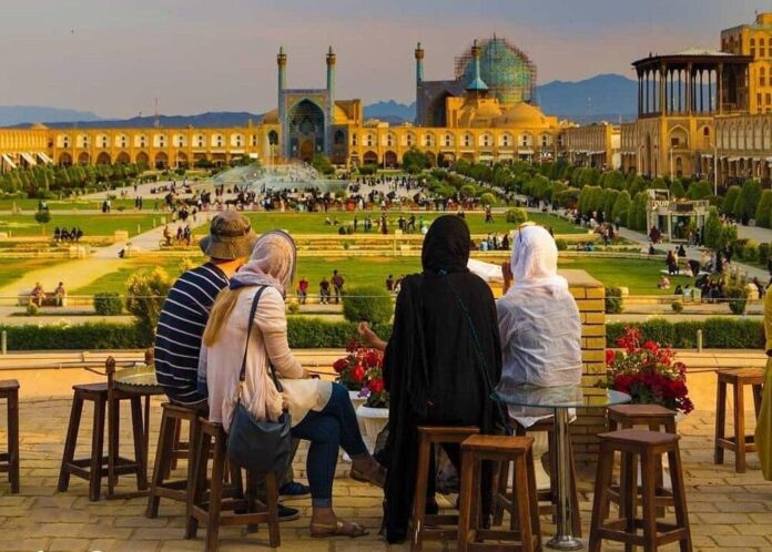 Iranian Banks to Help Boost Crisis-Hit Tourism Industry