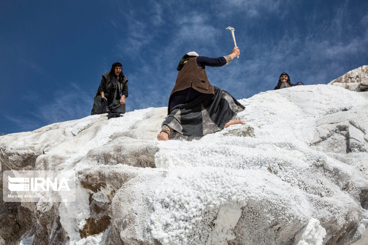 Women Villagers in Western Iran Earn a Living by Collecting Salt from Rocks 16 Women Villagers in Western Iran Earn a Living by Collecting Salt from Rocks