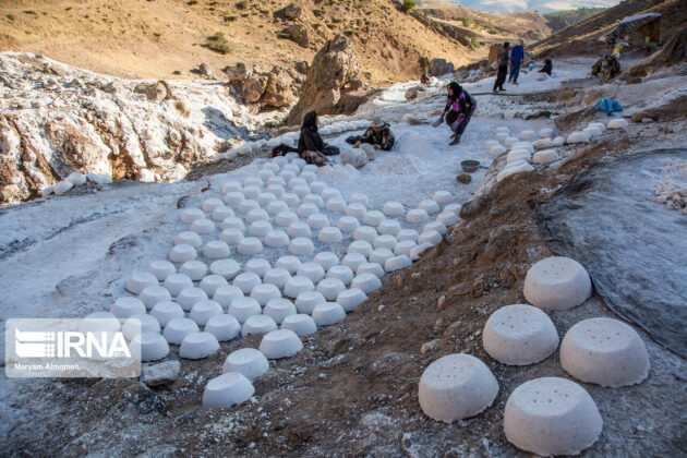 Women Villagers in Western Iran Earn a Living by Collecting Salt from Rocks 5