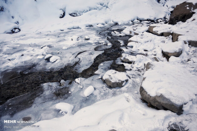 In Photos: Ganjnameh Waterfall of Hamadan Freezes
