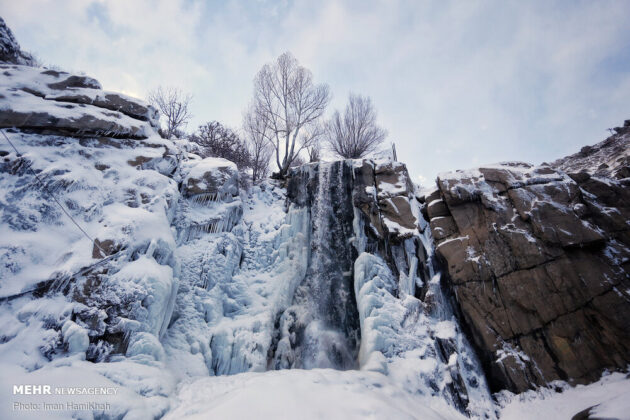 In Photos: Ganjnameh Waterfall of Hamadan Freezes