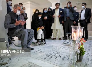 Pakistani Foreign Minister Visits His Grandmother’s Grave in Iran