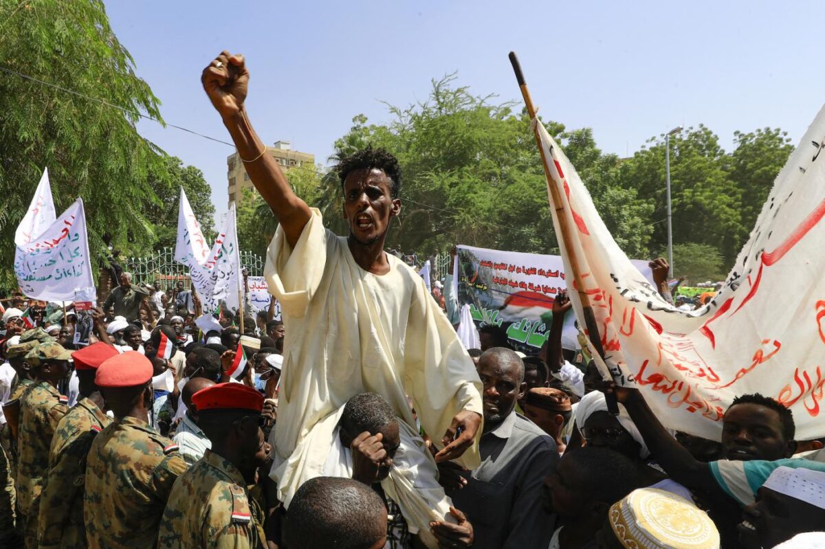 Sudanese call for dissolution of transitional government