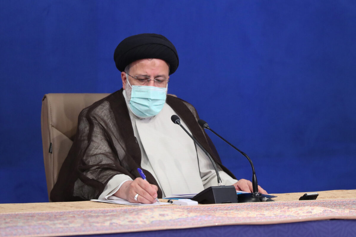 Iran president, economists review ways to resolve economic problems