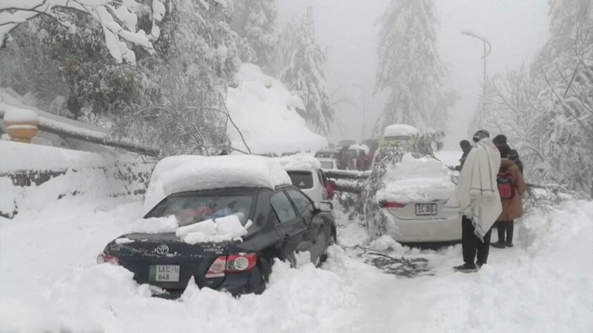 Around two dozen killed in Pakistan snow-related traffic jam