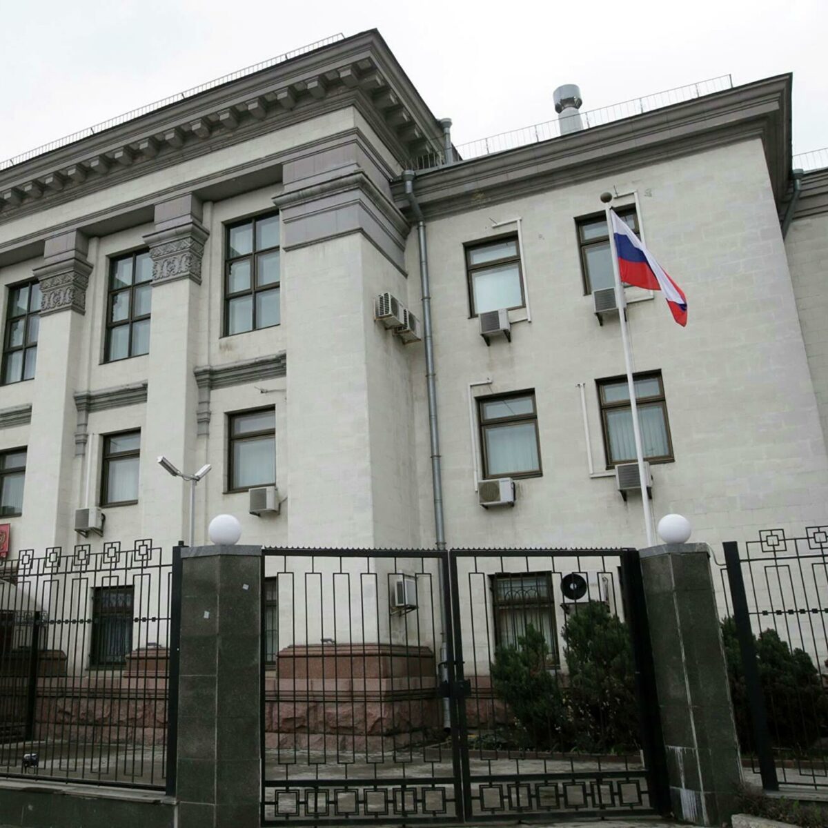Russian diplomats leaving Ukraine amid escalation of tensions