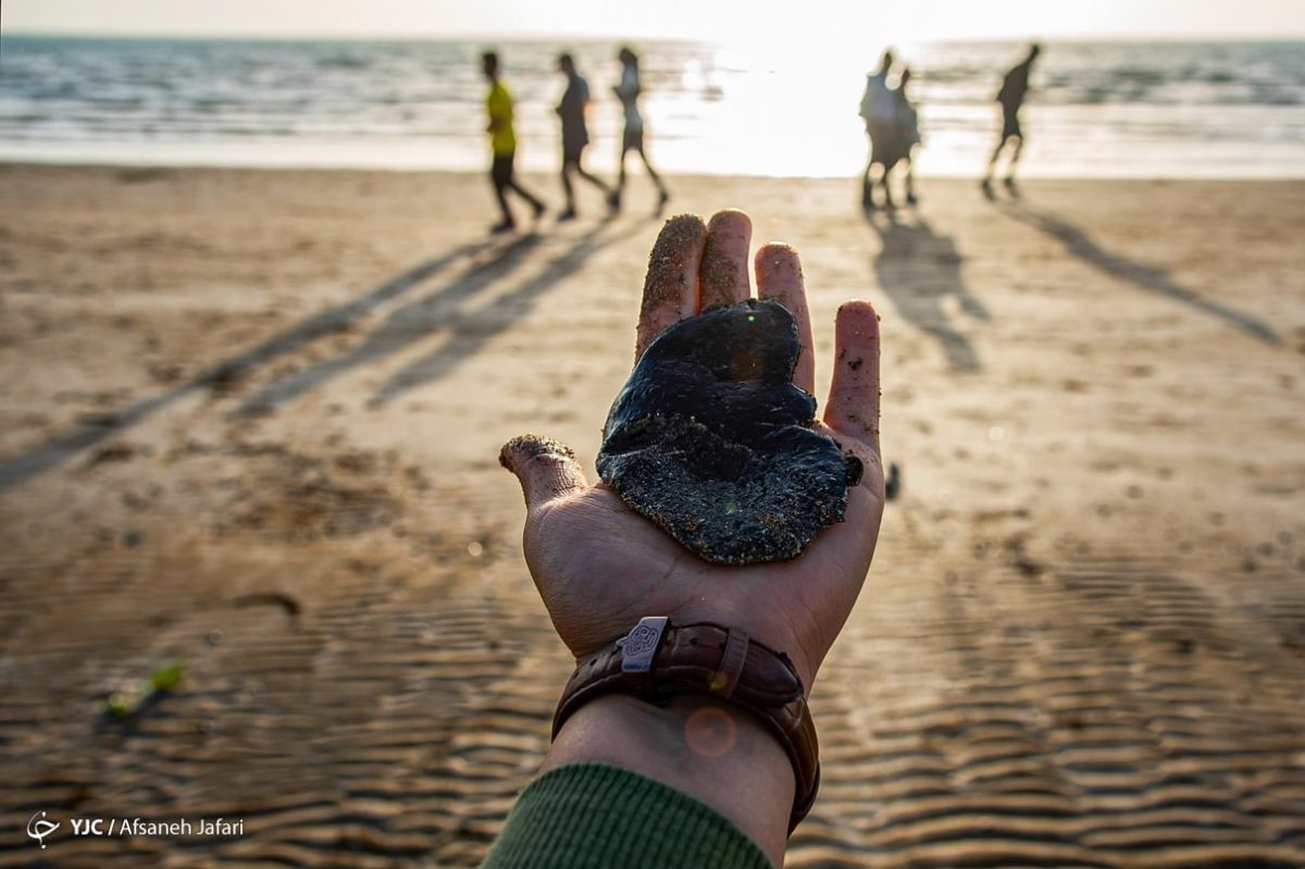 Oil slicks mar coasts in southern Iran