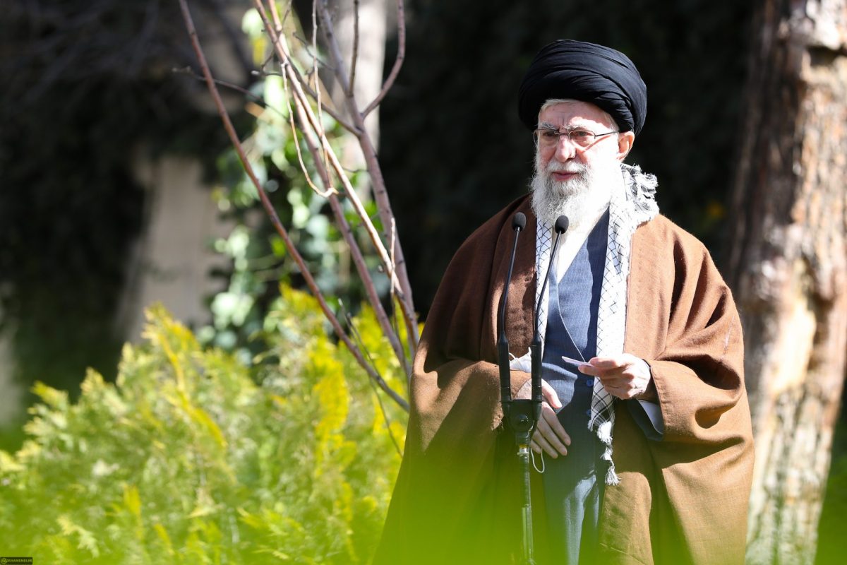 Leader calls for development of clean energies, protection of environment