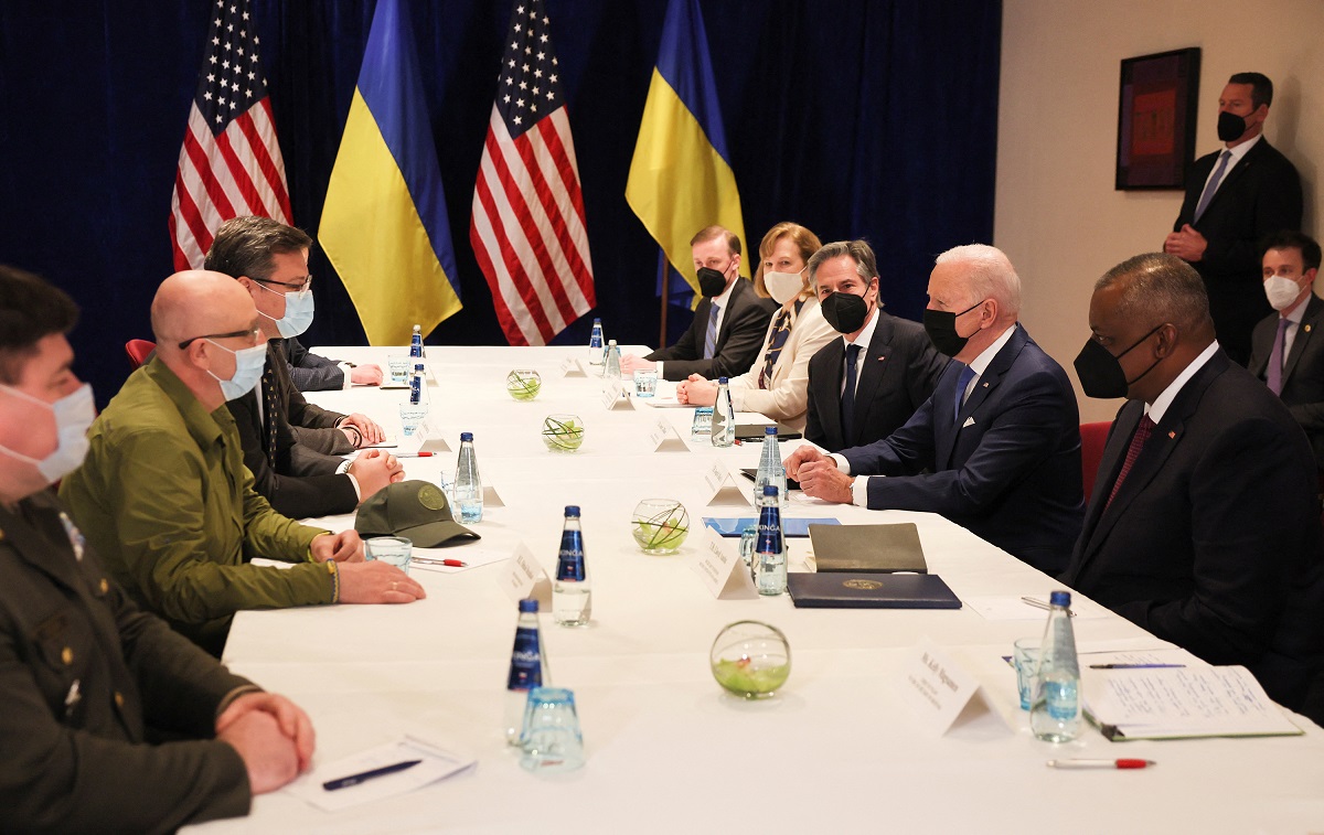 Biden meets with Ukrainian officials in Warsaw