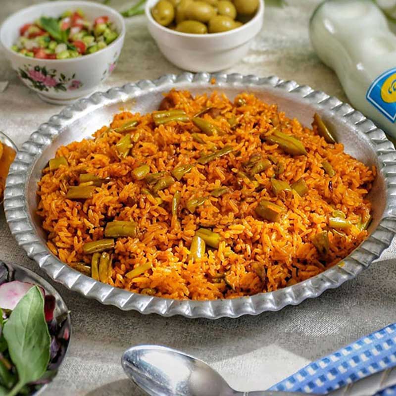 Loobia Polo (loobia polow) genellikle Shirazi salatası ile servis edilir.