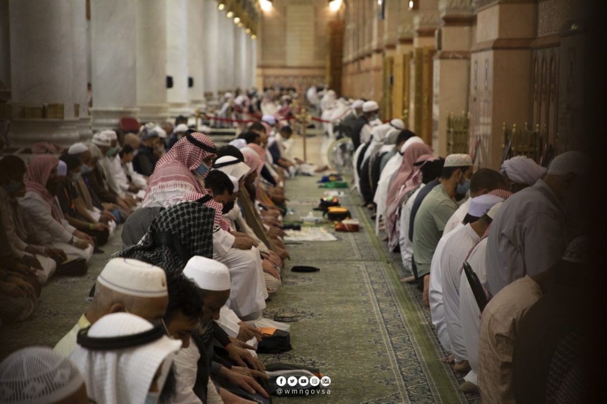 Morning prayers held in Saudi Arabia without social distancing