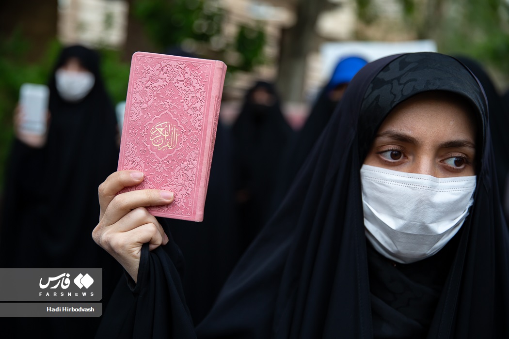 İranlı Öğrenciler İsveç'te Kuran'a Saygısızlığa Karşı Tahran'da Miting Yaptı