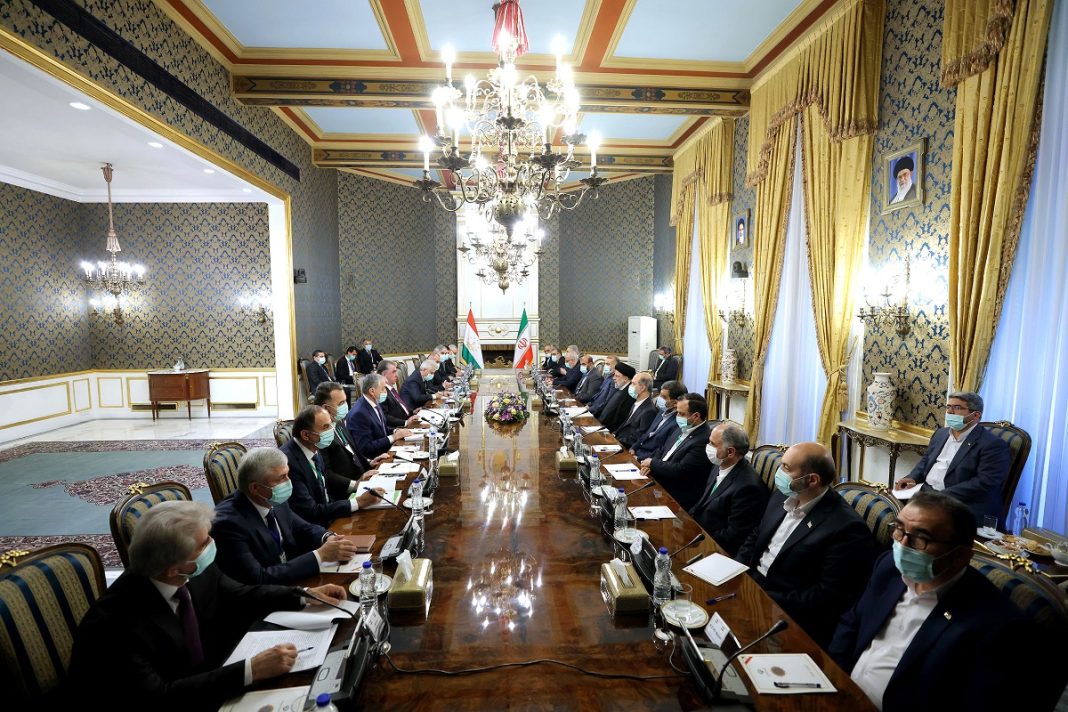 Iran and Tajikistan sign agreements