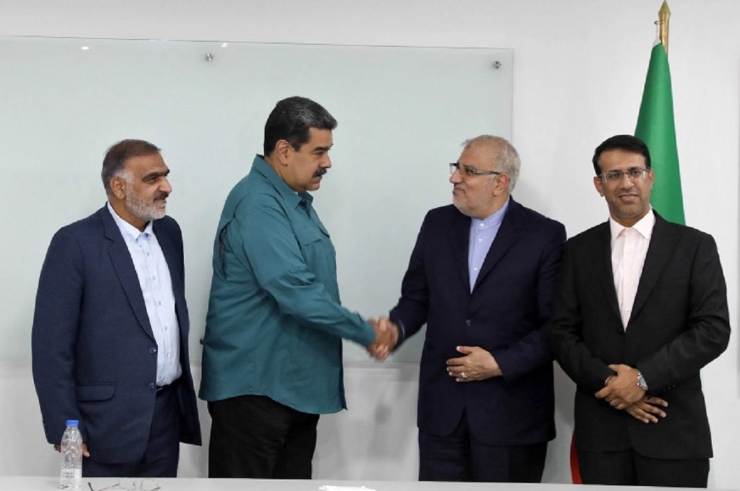 Nicolas Maduro shaking hands with Iranian oil minister Javad Owji in Caracas