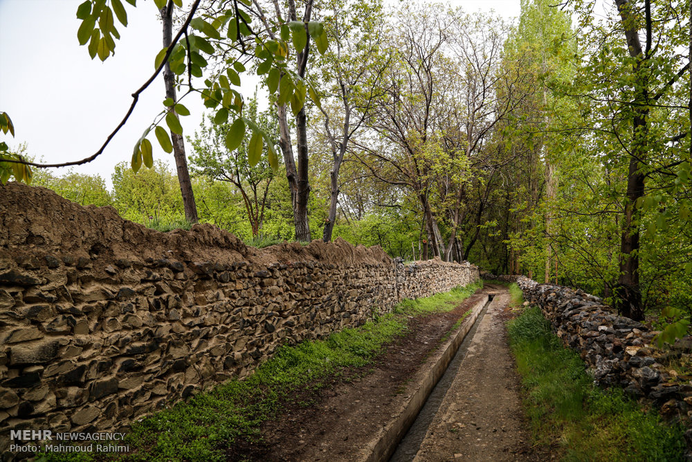 Estradas que passam pelos jardins de Khansar