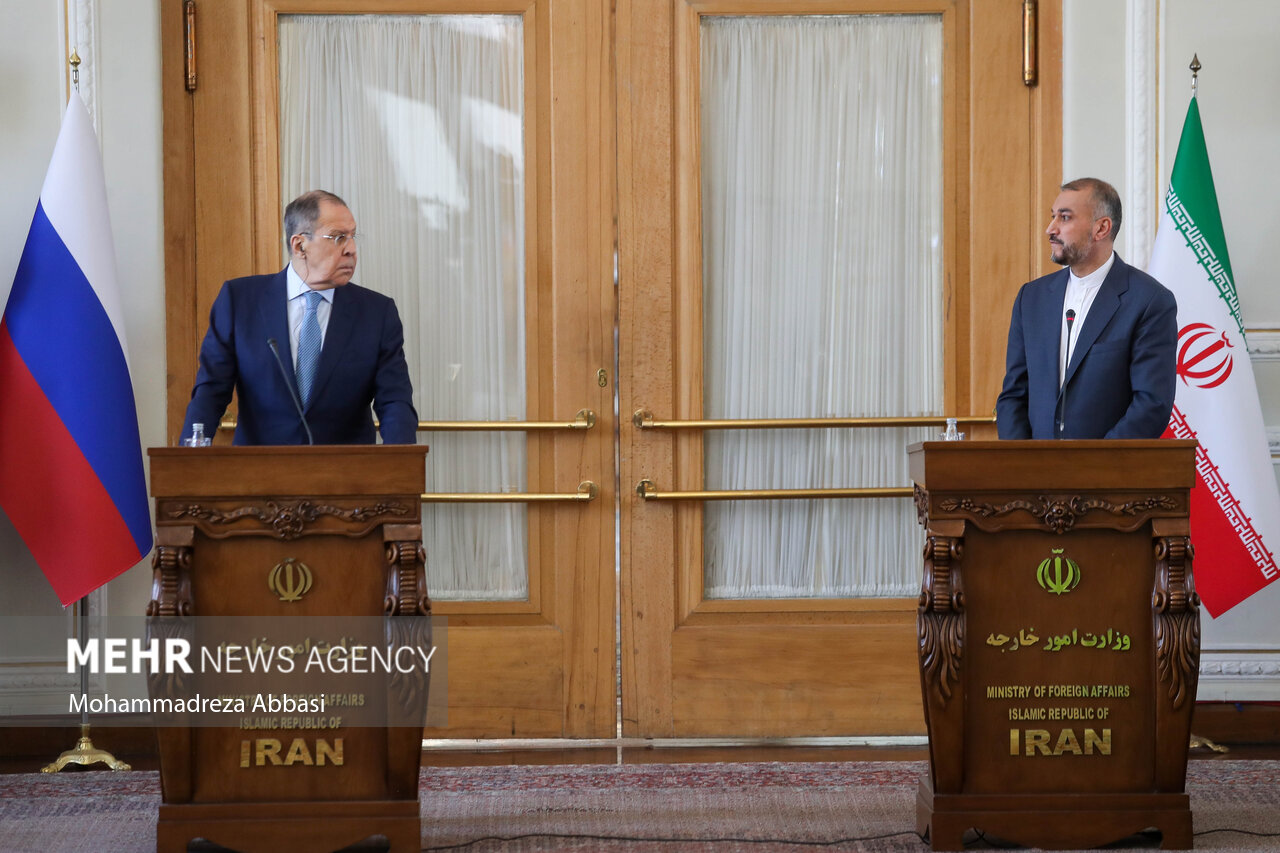 Russian Foreign Minister Sergei Lavrov (L) and Iran's Foreign Minister Hossein Amirabdolahian (R)