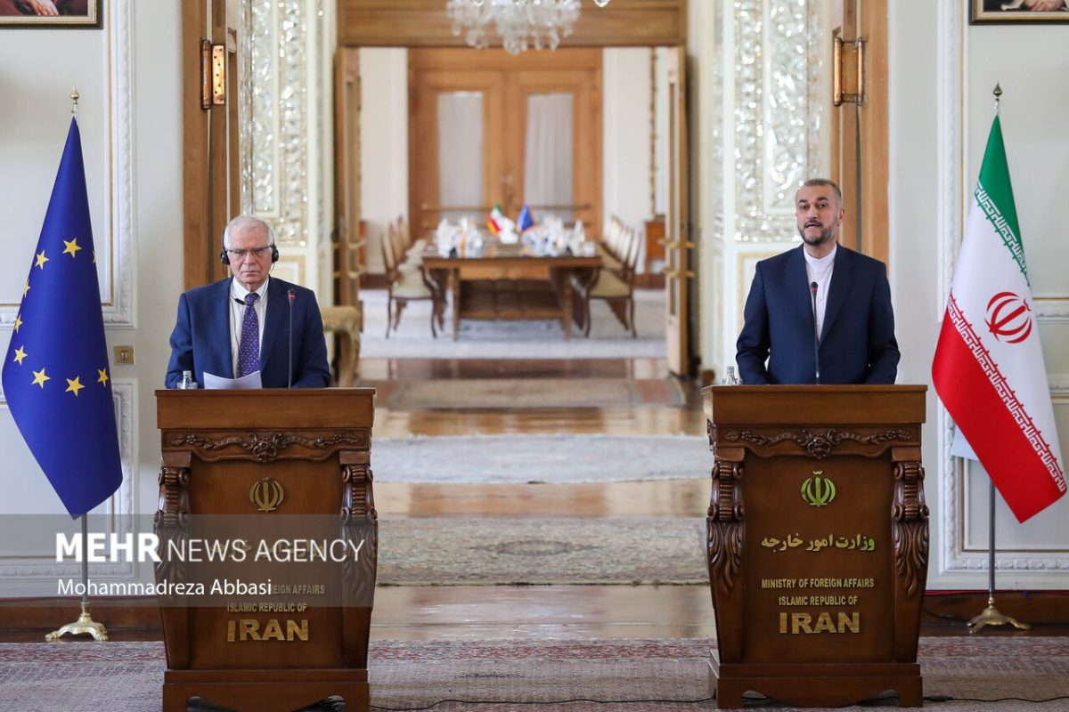 EU Foreign Policy Chief Josef Borrell (R) and Iran's Foreign Minister Hossein Amirabdollahian (L)