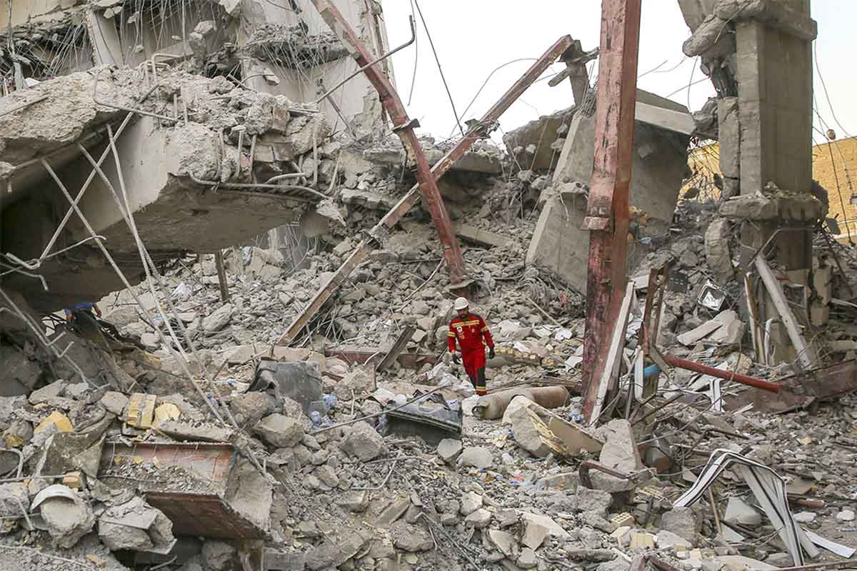 İran'da çöken binada ölü sayısı 43'e yükseldi