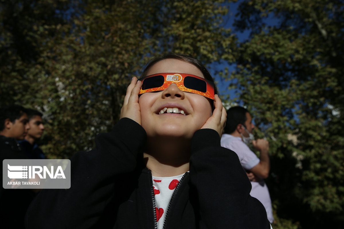 Iranians observe solar eclipse