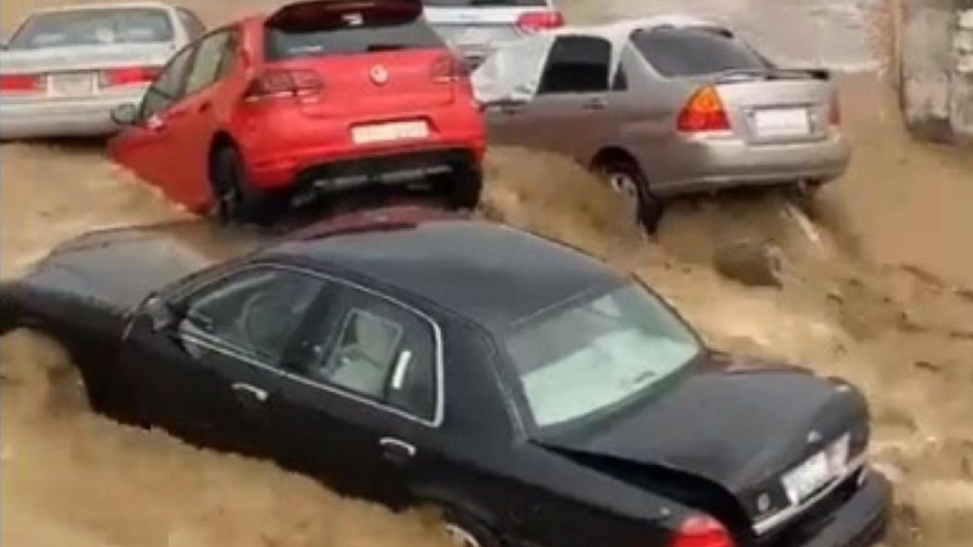 Flash floods Saudi Arabia's Mecca