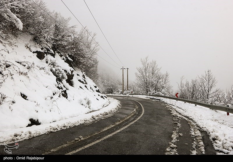 İran'ın kuzeyindeki turist köyünü kar örtüyor