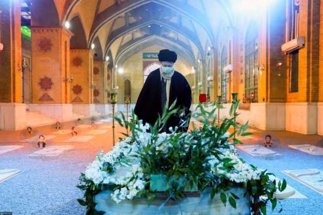 Ayatollah Khamenei pays tribute to late Imam Khomeini