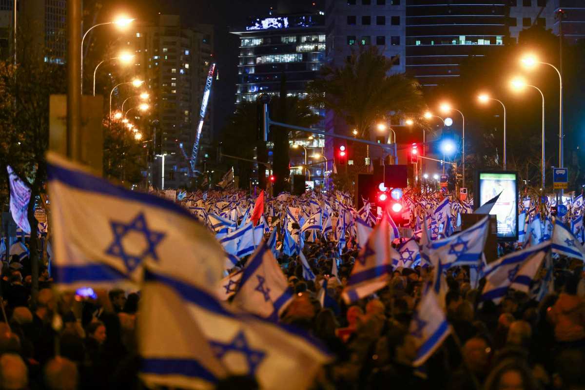 On binlerce İsrailli beşinci haftasında Netanyahu hükümetine karşı yürüdü.