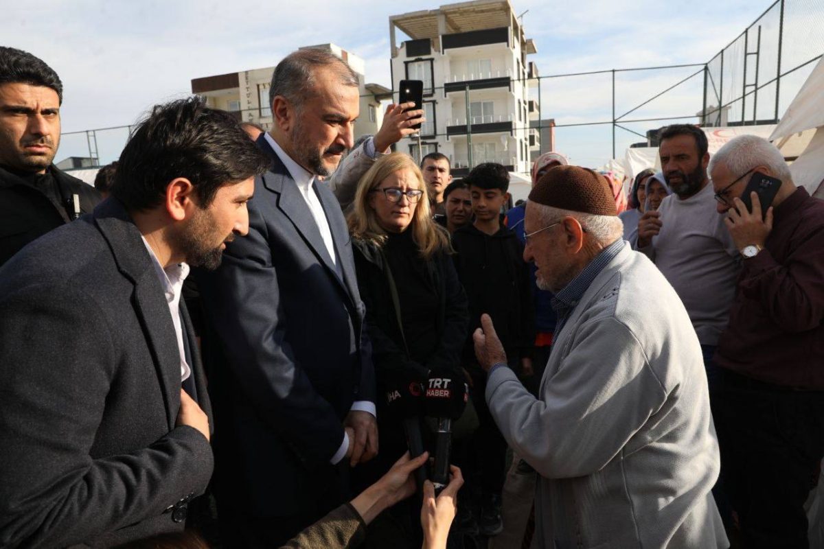 Iranian FM visits quake-hit area in Turkey 1 Iranian FM visits quake-hit area in Turkey