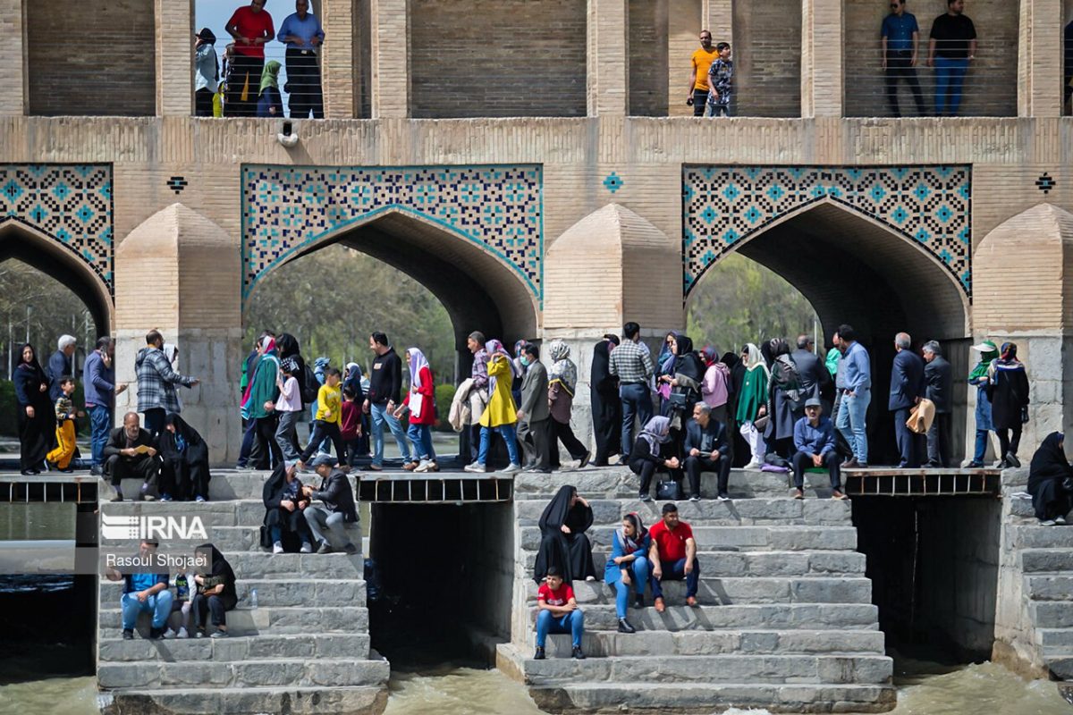 Nowruz tourists along Zayandeh Rud, Iran’s Isfahan