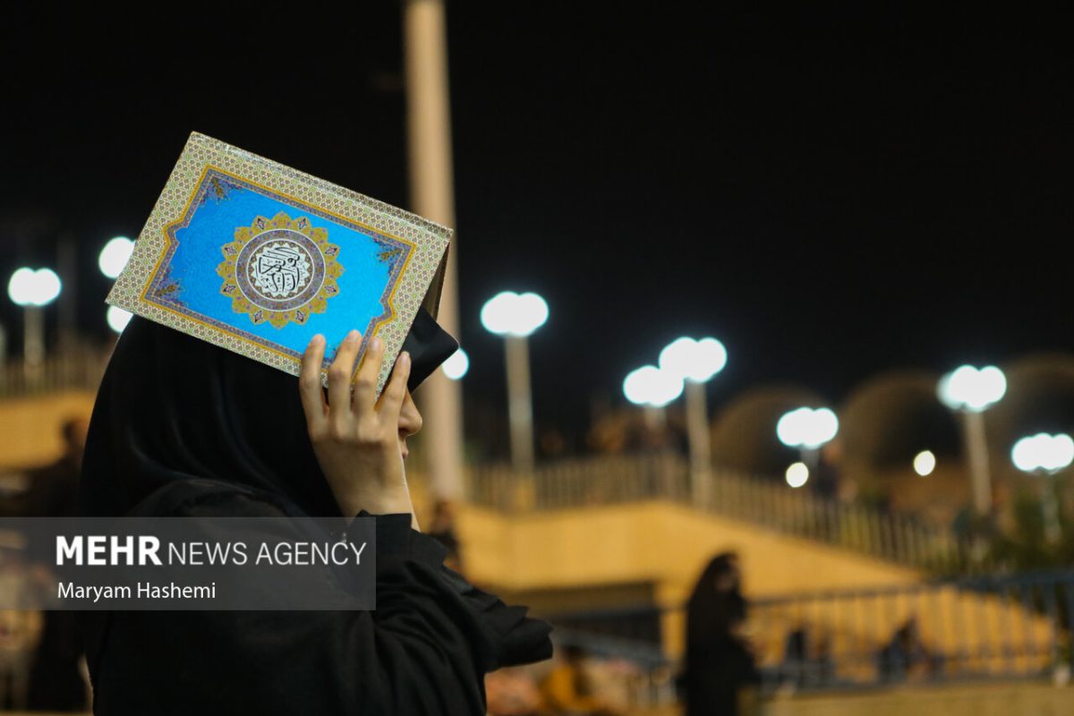Iranians pray till dawn to mark second ‘Night of Destiny’ 30 Iranians pray till dawn to mark second ‘Night of Destiny’