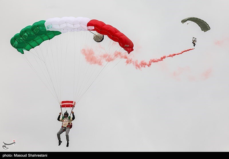 Paracaidistas saltan de la torre más alta de Irán para conmemorar el Día de la República Islámica