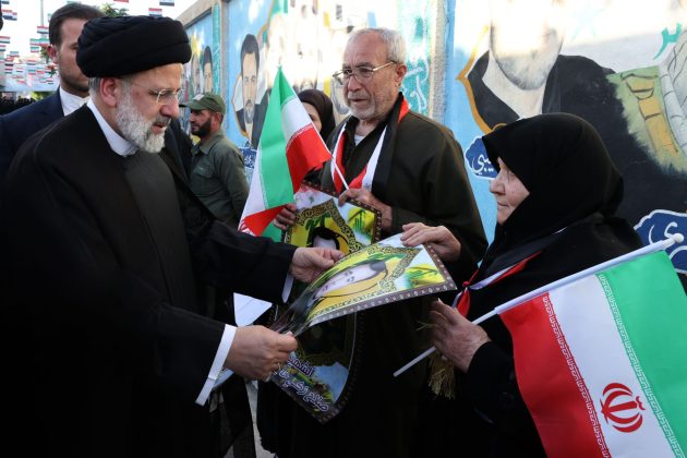 Syrian people, clerics welcome Iranian President at holy shrine near Damascus