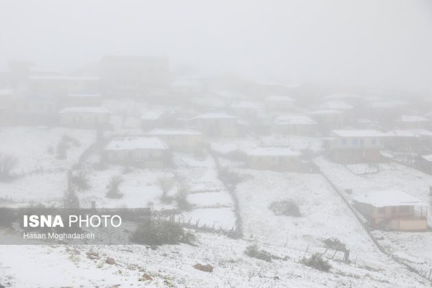 Snow whitens Iranian town in spring
