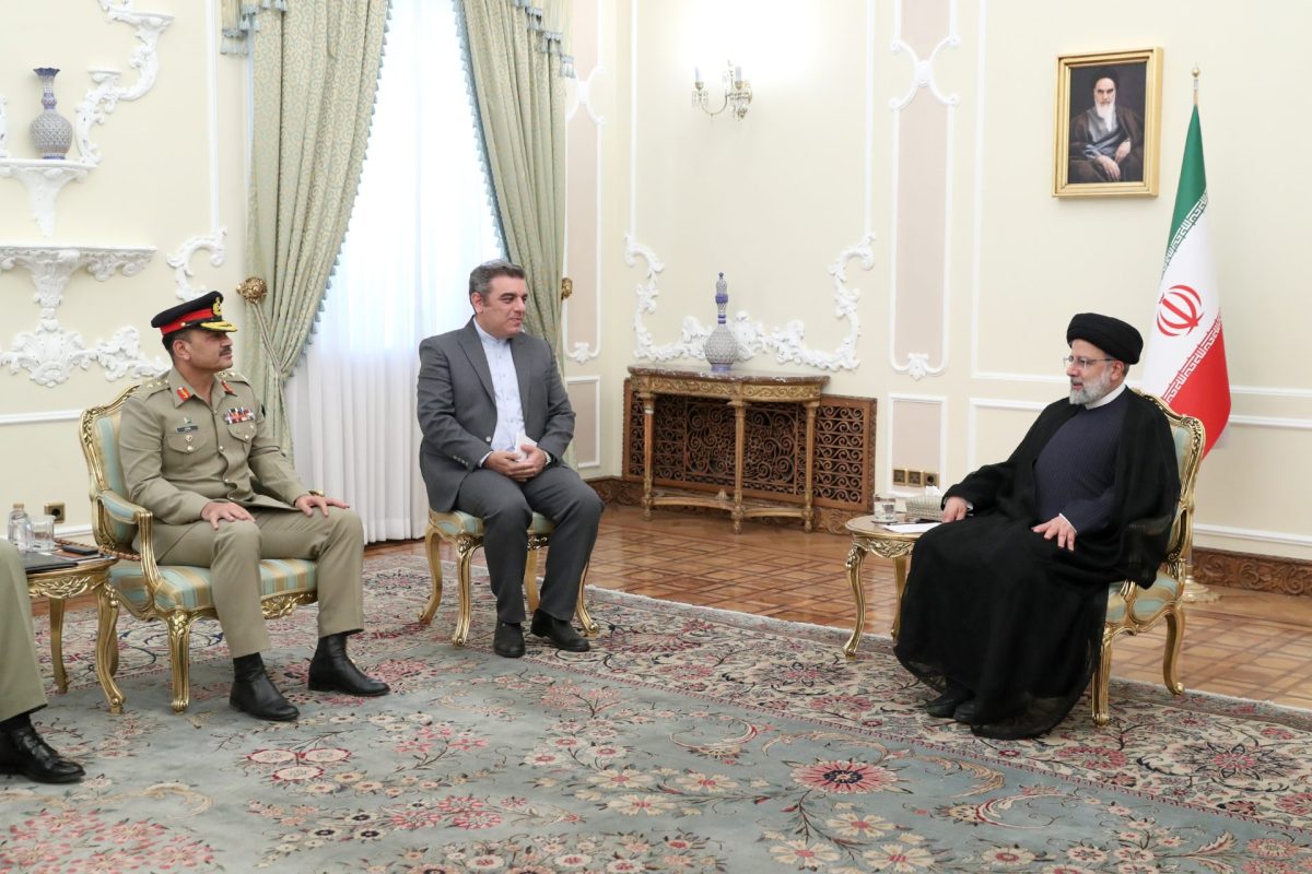 Iranian president calls for expediting implementation of agreements with Pakistan