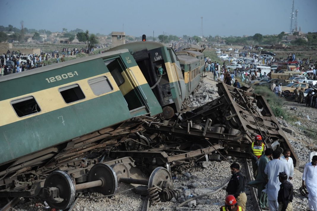 Train Derails in Pakistan
