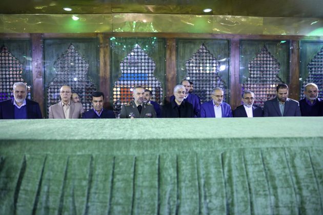 Iranian president visits Imam Khomeini mausoleum