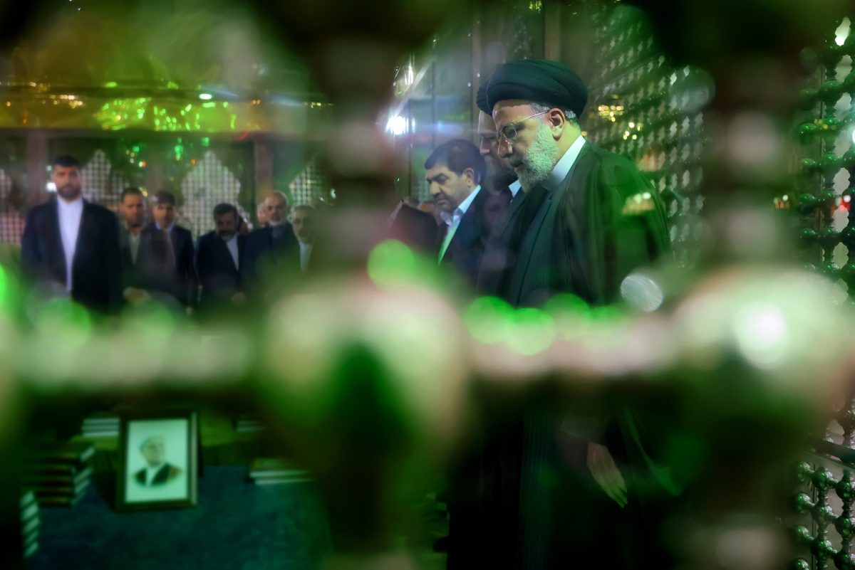 Iranian president visits Imam Khomeini mausoleum