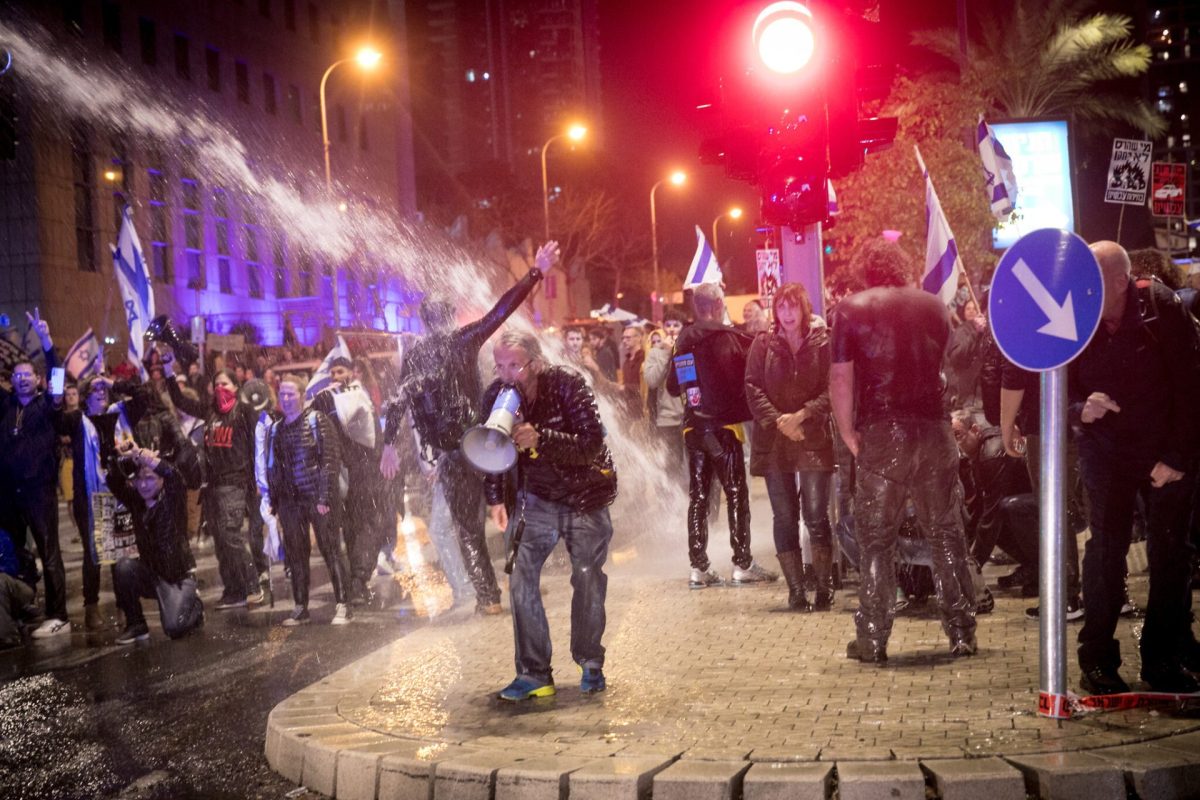 Israeli police use water cannon at anti-Netanyahu protest 1 Israel Protest