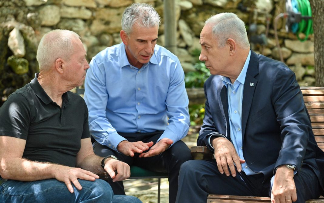 Prime Minister Benjamin Netanyahu consults with Defense Minister Yoav Gallant (L) and Mossad chief David Barnea (C).
