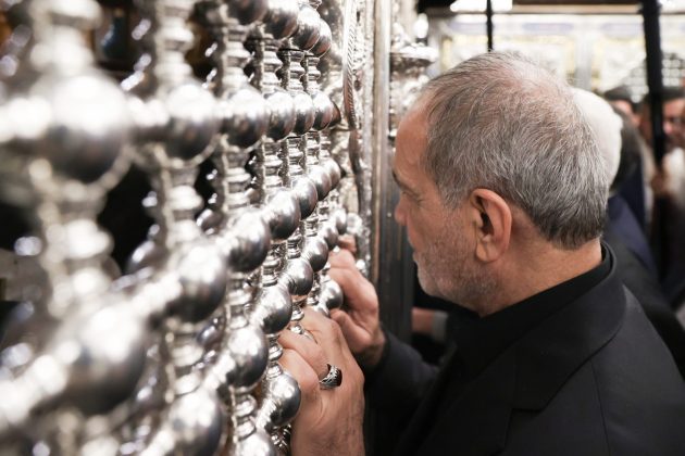 Iranian president visits holy shrines during Iraq trip