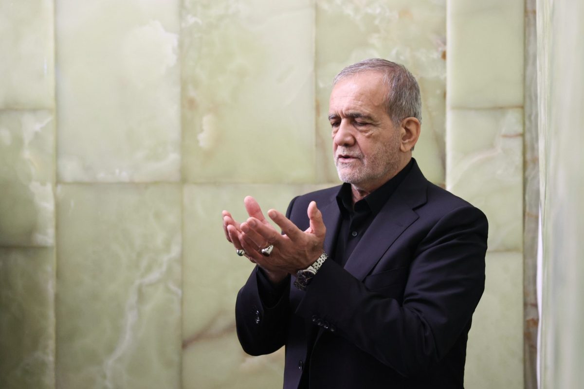 Iranian president visits holy shrines during Iraq trip