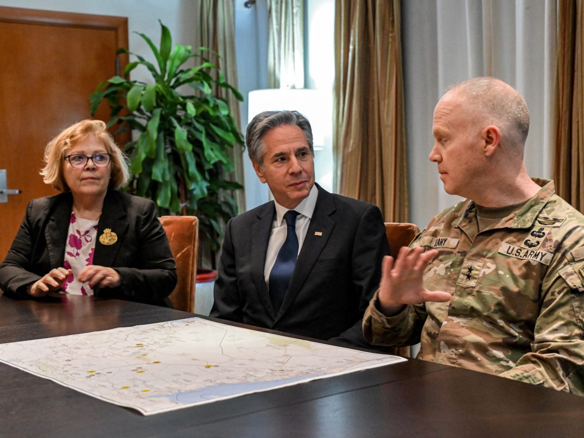 US top diplomat meets Iraq PM during unannounced visit to Baghdad to discuss Syria