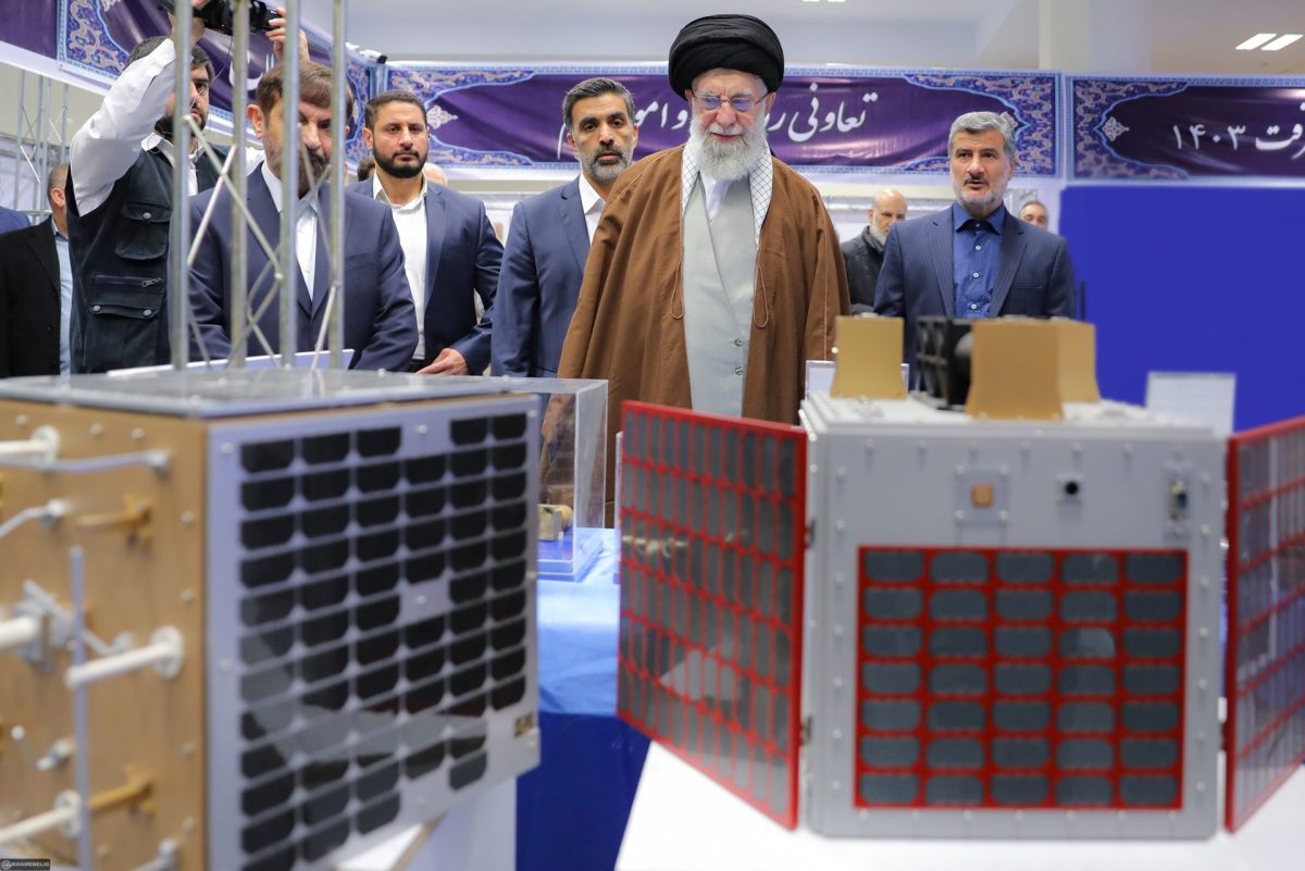 Ayatollah Khamenei visits exhibition on Iran private sector achievements