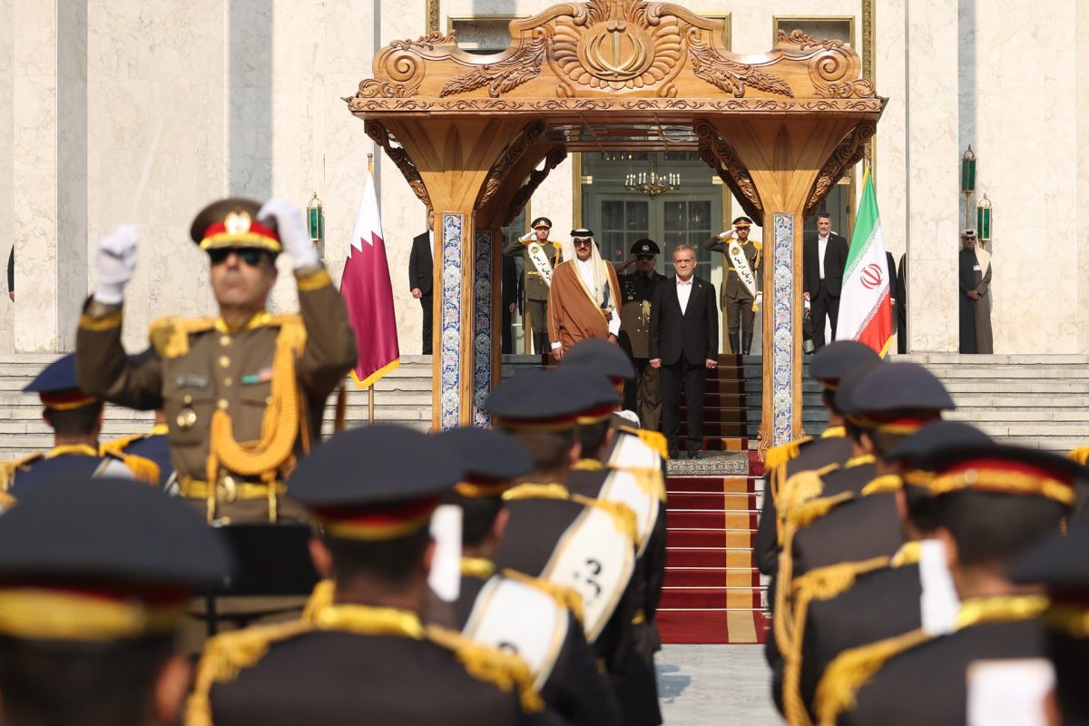 Iran President officially welcomes Emir of Qatar