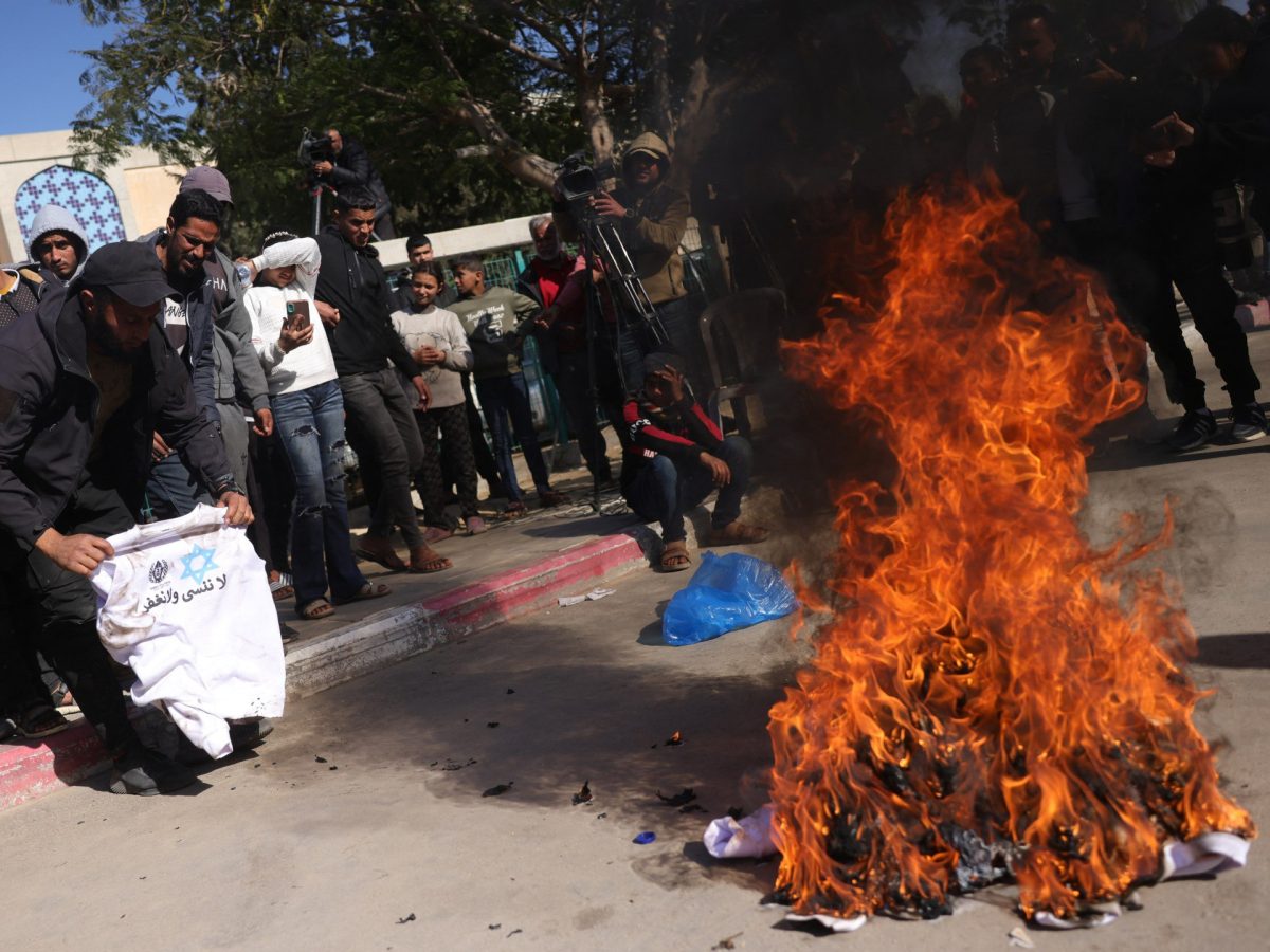Palestinians burn shirts after release from Israeli jails 1 Palestinians burn shirts after release from Israeli jails