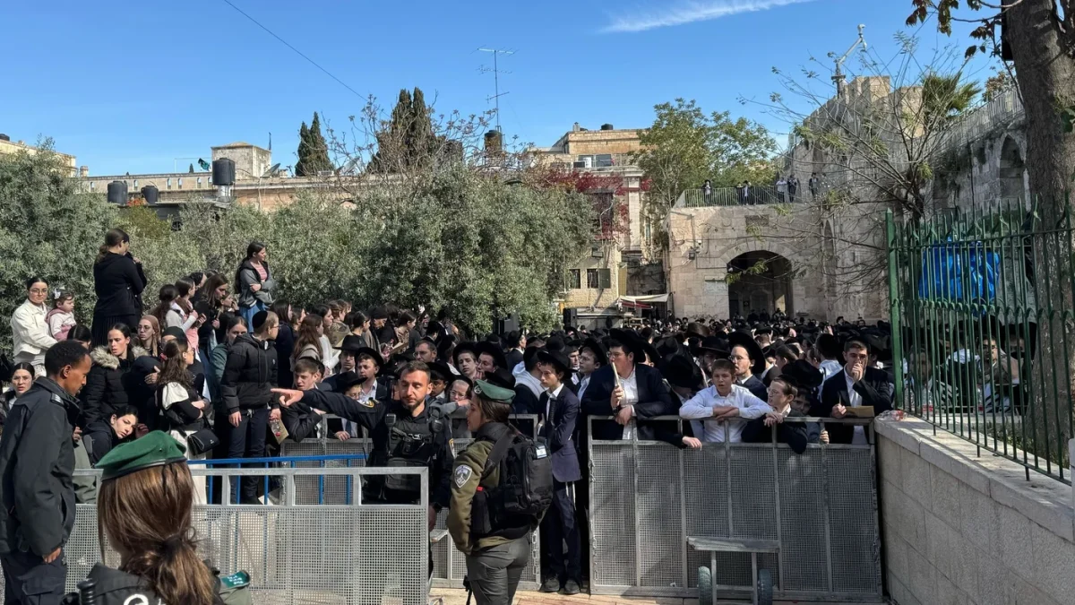Israel allows dozens of Jews to pray at Al-Aqsa Mosque for first time