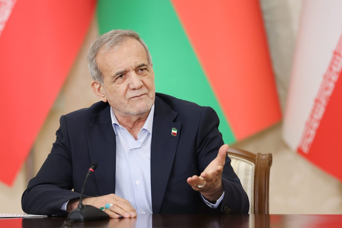 Iranian president recites Azeri poem, wins applause in Baku